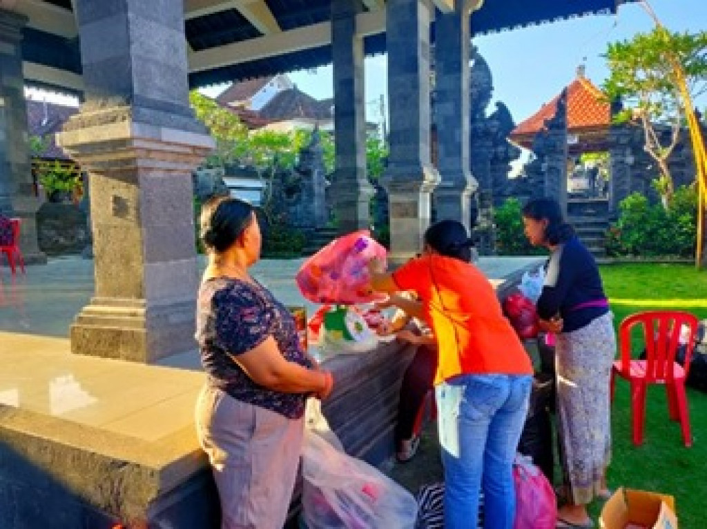 Lakukan Kegiatan Rutin Bank Sampah di Banjar Tegal Luwih